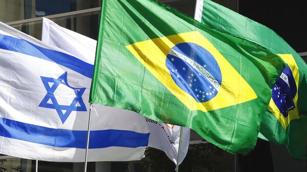 Las banderas israelí y brasileña ondean en el exterior del edificio que alberga la Embajada de Brasil en la ciudad israelí de Tel Aviv - Sputnik Mundo