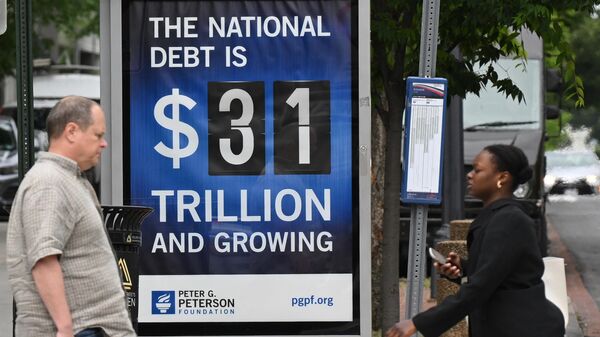 Una pancarta mostrando la deuda estadounidense en Washington, el 19 de mayo de 2023 - Sputnik Mundo