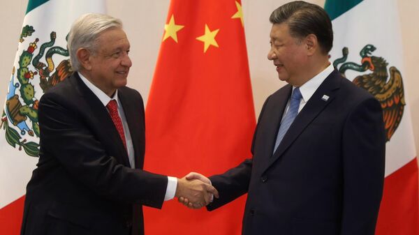 Los presidentes de México, Andrés Manuel López Obrador, y de China, Xi Jinping. - Sputnik Mundo