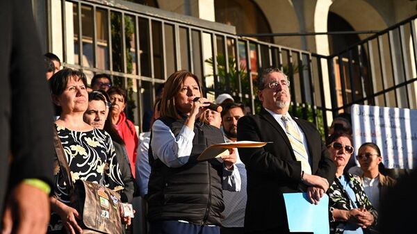 El binomio presidencial electo de Guatemala, Bernardo Arévalo y Karin Herrera, durante una manifestación contra el allanamiento de la Universidad de San Carlos - Sputnik Mundo