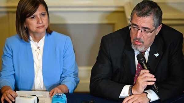 La vicepresidenta y el presidente electos de Guatemala, Karin Herrera y Bernardo Arévalo - Sputnik Mundo