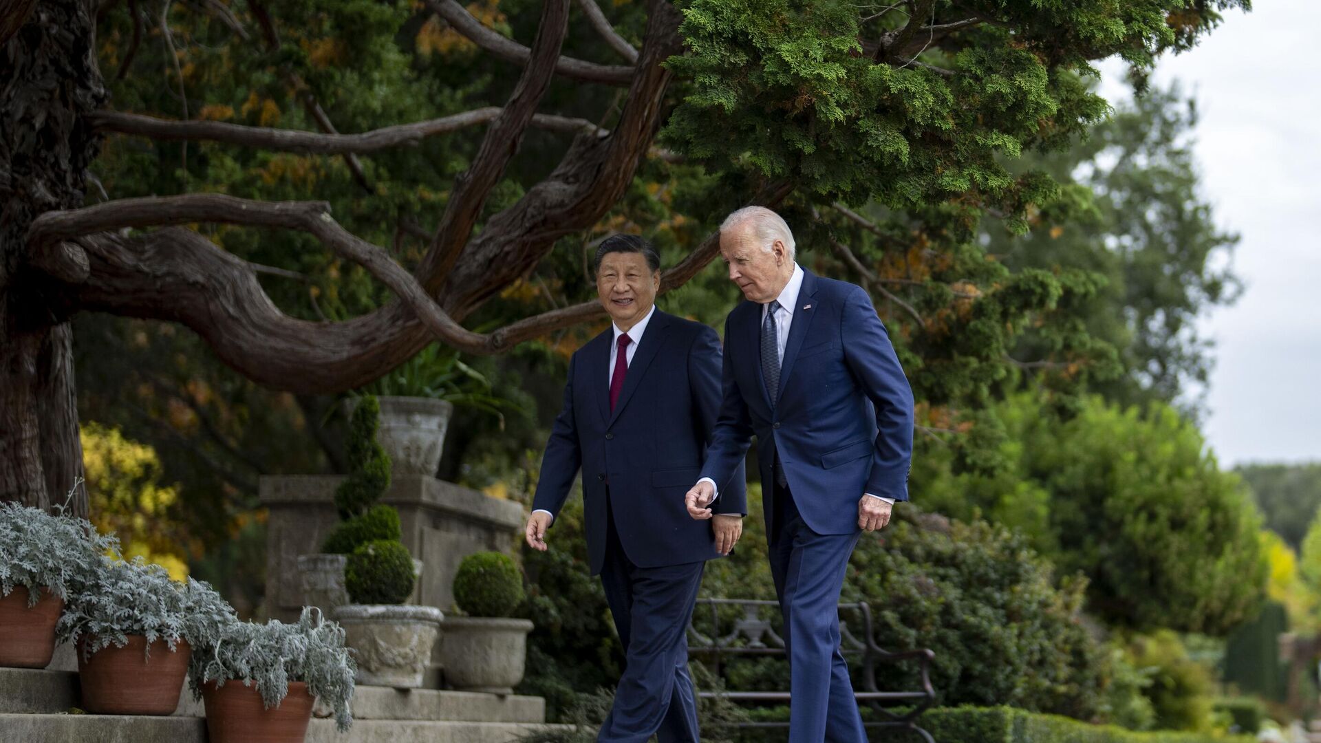 El presidente estadounidense, Joe Biden, y su homólogo chino, Xi Jinping, durante la reunión de la cumbre de APEC - Sputnik Mundo, 1920, 18.11.2023