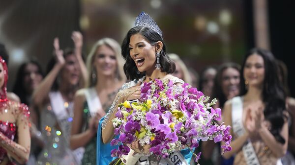 Miss Nicaragua, Sheynnis Palacios, reacciona después de ser coronada en el 72º Concurso de Belleza Miss Universo en San Salvador, El Salvador, el 18 de noviembre de 2023 - Sputnik Mundo