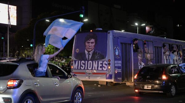 Сторонники лидера коалиции Свобода наступает Хавьера Милея празднуют его победу во втором туре президентских выборов в Аргентине - Sputnik Mundo