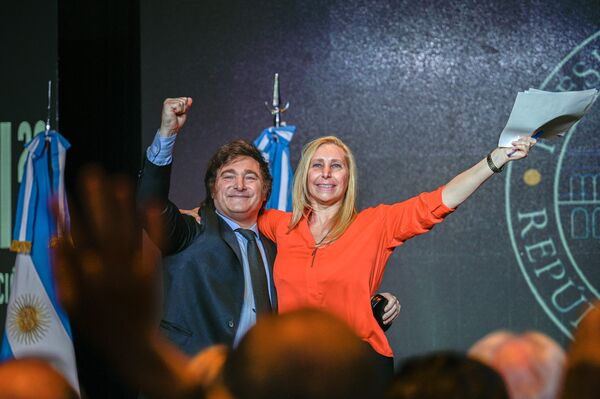Milei asumirá la presidencia el 10 de diciembre.En la foto: el presidente electo de Argentina, Javier Milei, con su hermana Karina. - Sputnik Mundo