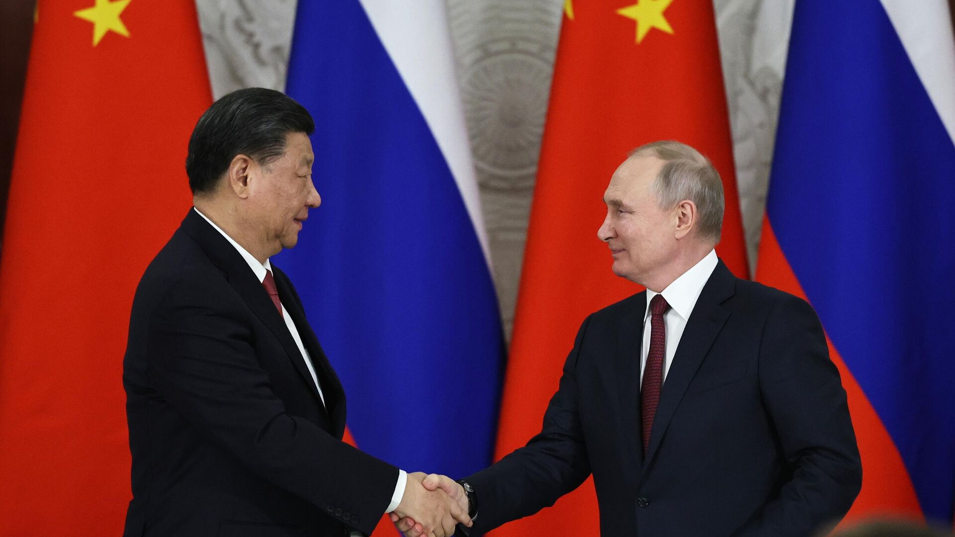 El mandatario chino, Xi Jinping, y el presidente ruso, Vladímir Putin - Sputnik Mundo, 1920, 20.11.2023