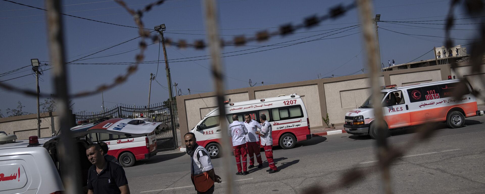 Ambulancias con palestinos heridos en los bombardeos israelíes sobre la Franja de Gaza llegan al paso fronterizo de Rafah con Egipto - Sputnik Mundo, 1920, 20.11.2023