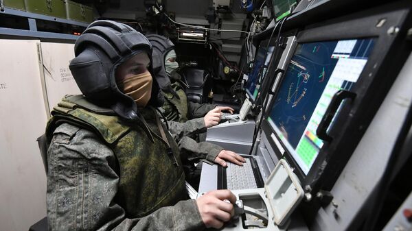 Militares rusos en sus puestos de trabajo en el vehículo de control de combate de las Fuerzas de Defensa Antiaérea de Rusia en la región de Zaporozhie - Sputnik Mundo
