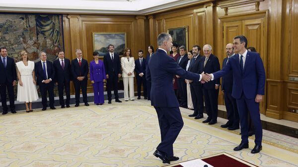 Los ministros del nuevo Gobierno de España prometen sus cargos ante el rey Felipe VI - Sputnik Mundo