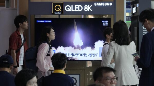 Una pantalla de televisión muestra una imagen del lanzamiento del misil de Corea del Norte durante un programa de noticias en la estación de tren de Seúl, en Seúl, Corea del Sur - Sputnik Mundo