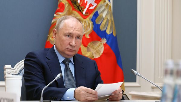Vladímir Putin, el Presidente ruso, participa por videoconferencia en una cumbre extraordinaria del G20 - Sputnik Mundo