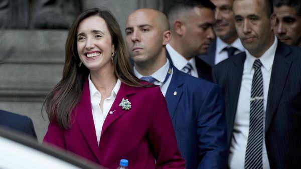 Victoria Villarruel saliendo del Senado, tras reunirse con Cristina Fernández de Kirchner  - Sputnik Mundo