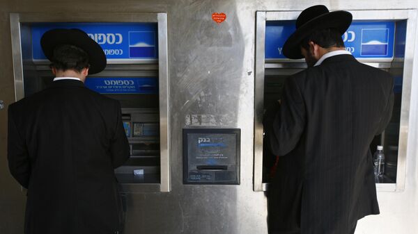 Dos judíos ultraortodoxos sacan dinero de un cajero automático en Jerusalén - Sputnik Mundo