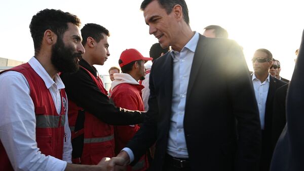 Pedro Sánchez, presidente del Gobierno de España, durante su visita al paso de Rafah (Egipto) - Sputnik Mundo