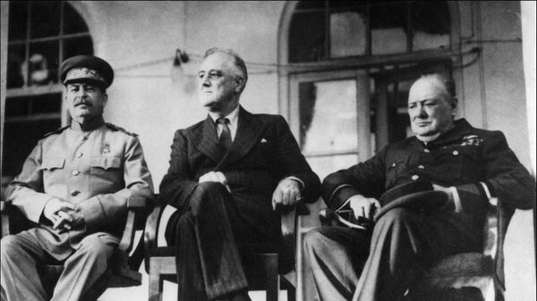 El secretario general del Comité Central del Partido Comunista de la Unión Soviética, Iósif Stalin, el presidente estadounidense, Franklin Roosevelt, y el primer ministro británico, Winston Churchill, 1943 - Sputnik Mundo