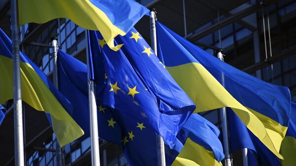 Banderas de Ucrania y Unión Europea - Sputnik Mundo