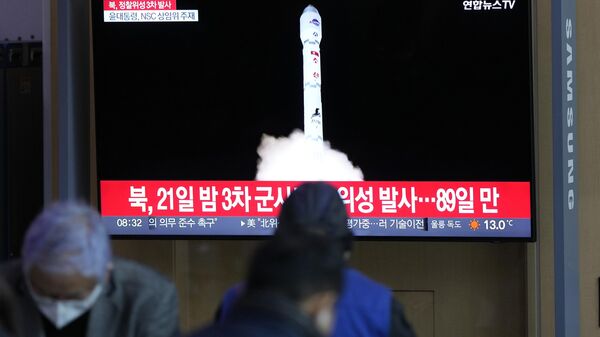Una pantalla de televisión muestra un informe de la puesta en órbita del satélite espía de Corea del Norte - Sputnik Mundo