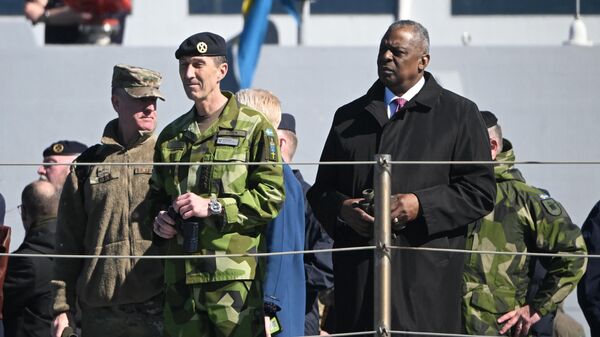 El comandante en jefe de las Fuerzas Armadas suecas, Micael Byden, y el secretario de Defensa de EEUU, Lloyd Austin - Sputnik Mundo