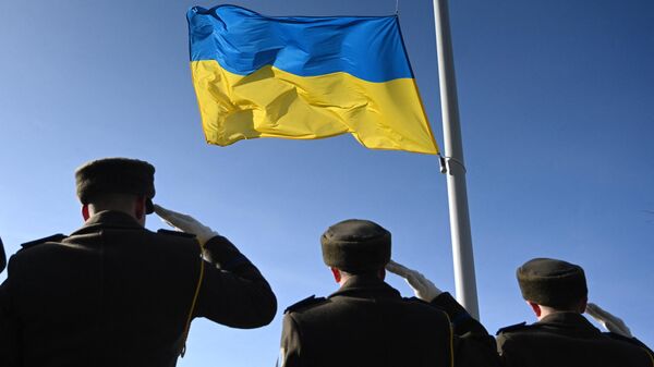 La guardia de honor ucraniana asiste a una ceremonia en memoria del Maidán el 20 de febrero de 2023 en Kiev - Sputnik Mundo