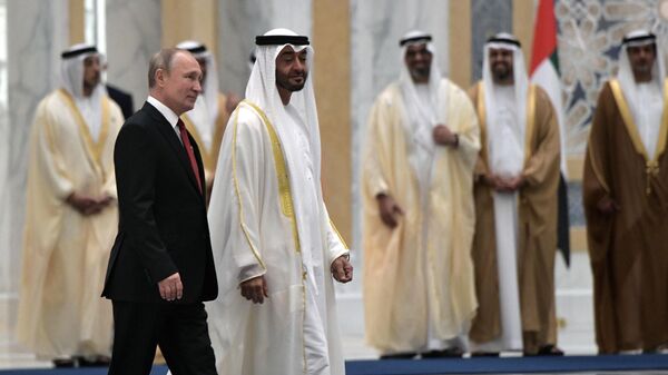 El presidente ruso, Vladímir Putin, y el príncipe heredero de Abu Dhabi, Mohammed bin Zayed Al Nahyan, vicecomandante supremo de las Fuerzas Armadas de los Emiratos Árabes Unidos, en una reunión oficial - Sputnik Mundo