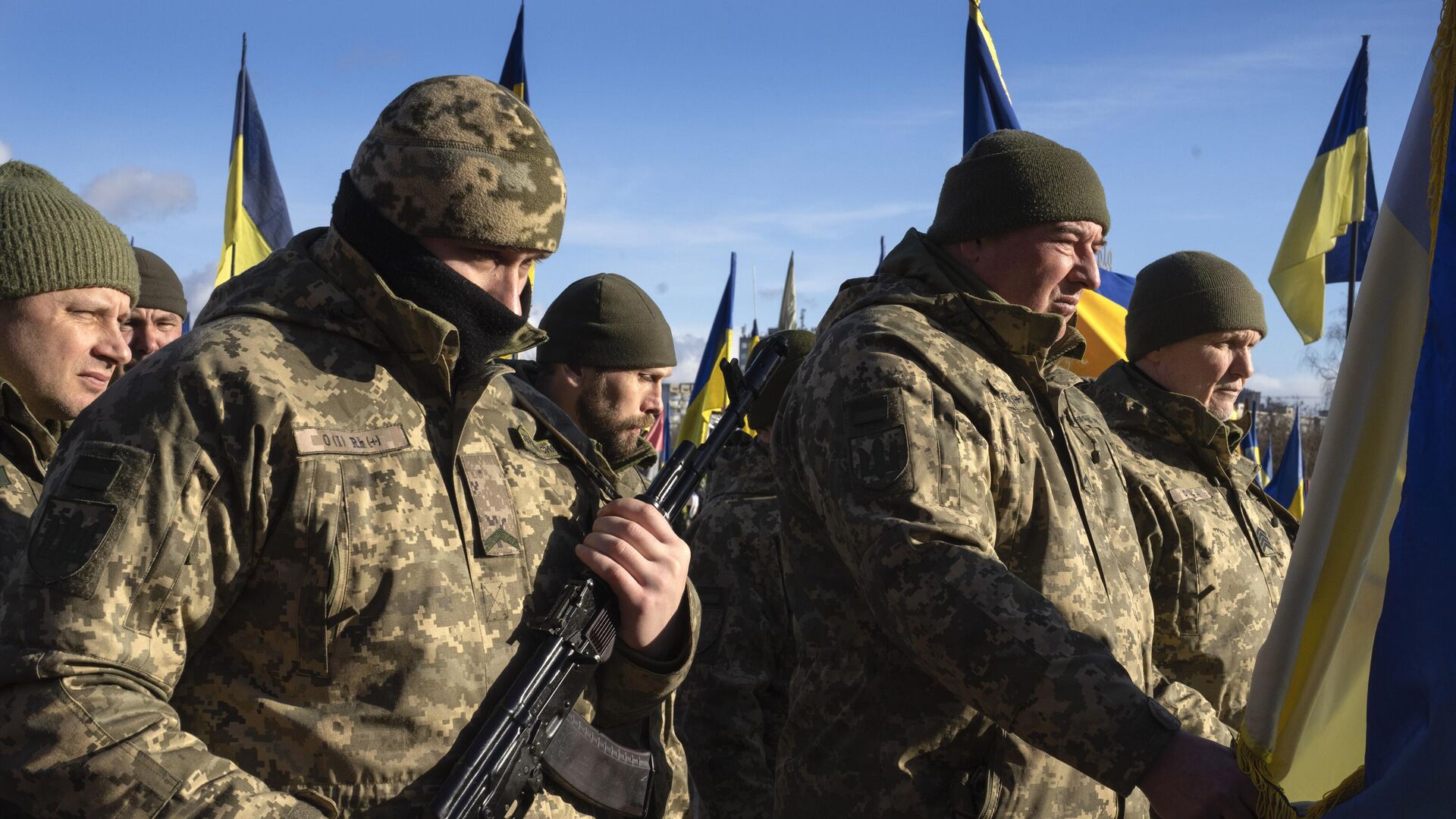 Soldados ucranianos rinden sus últimos respetos a su camarada en un cementerio de Kiev, Ucrania, el 21 de febrero de 2022  - Sputnik Mundo, 1920, 06.12.2023