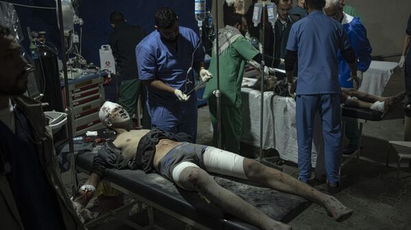 Palestinos heridos en el bombardeo israelí a la Franja de Gaza llegan al hospital de Rafah - Sputnik Mundo