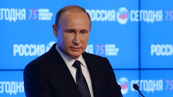 Vladímir Putin, el Presidente ruso, interviene en el foro Nueva era del periodismo: adiós a la corriente dominante en el Centro Internacional de Prensa Multimedia de la agencia de noticias Rossiya Segodnya - Sputnik Mundo