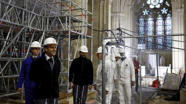 El presidente de Francia, Emmanuel Macron, supervisa los trabajos de restauración de la catedral de Notre Dame, París. - Sputnik Mundo
