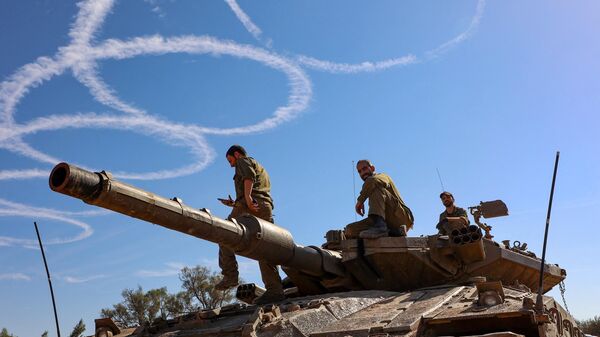 Un tanque israelí en la frontera con la Franja de Gaza el 30 de noviembre de 2023 - Sputnik Mundo
