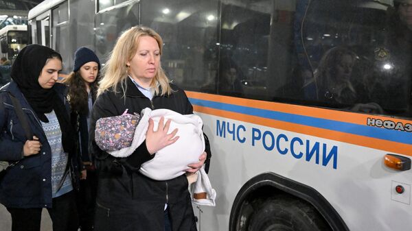 Ciudadanos rusos evacuados de la Franja de Gaza, en Moscú - Sputnik Mundo