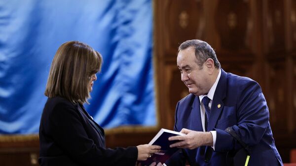 El presidente saliente de Guatemala, Alejandro Giammattei, entregando a las autoridades electas su informe de transición - Sputnik Mundo