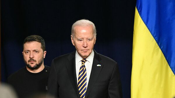 El presidente de Ucrania, Volodímir Zelenski, y el mandatario de EEUU, Joe Biden, durante una conferencia de prensa en la Casa Blanca - Sputnik Mundo