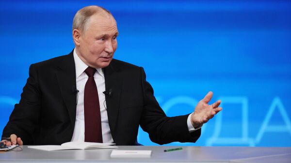 Vladímir Putin, el presidente ruso, mantiene una línea directa con los ciudadanos y una gran rueda de prensa con periodistas   - Sputnik Mundo