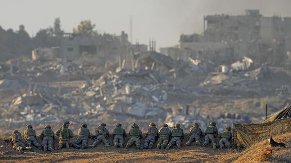 Израильские солдаты занимают позиции возле границы с сектором Газа на юге Израиля - Sputnik Mundo