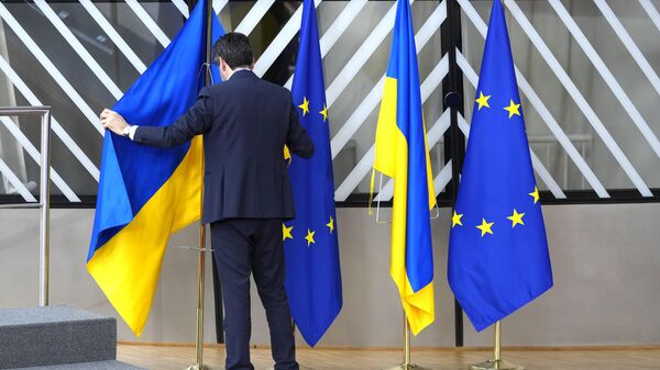 Las banderas de Ucrania y la Unión Europea - Sputnik Mundo