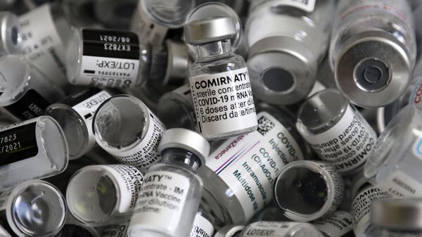Envases vacíos de vacunas contra COVID-19 de Pfizer-BioNTech (archivo) - Sputnik Mundo