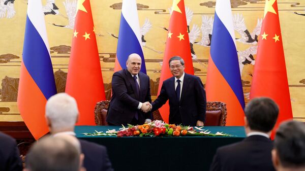 El primer ministro ruso, Mijaíl Mishustin durante sus conversaciones con su homólogo chino, Li Qiang, en Pekín. - Sputnik Mundo