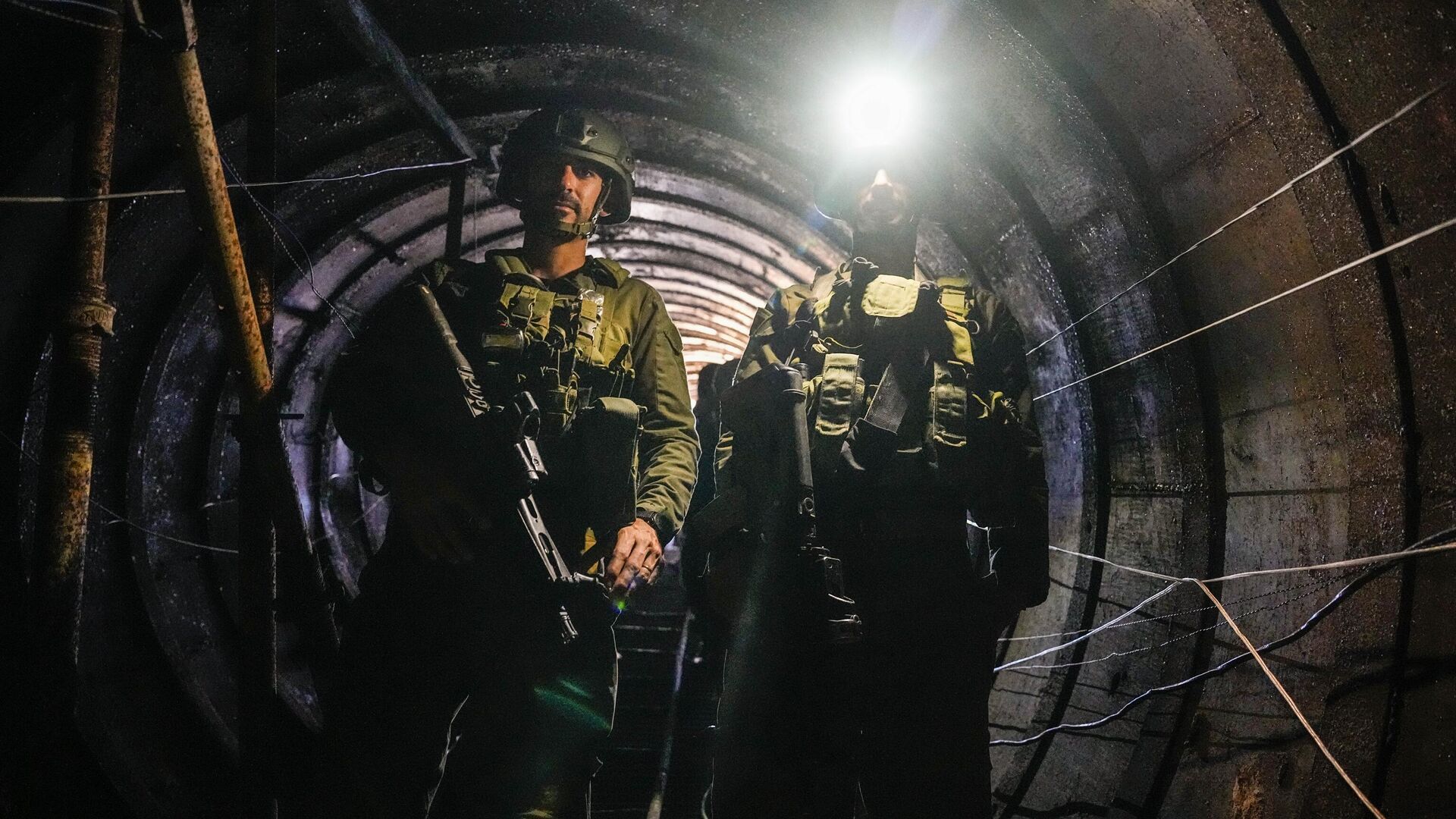Soldados israelíes en un túnel que, alegan, utilizan los militantes de Hamás  - Sputnik Mundo, 1920, 21.12.2023