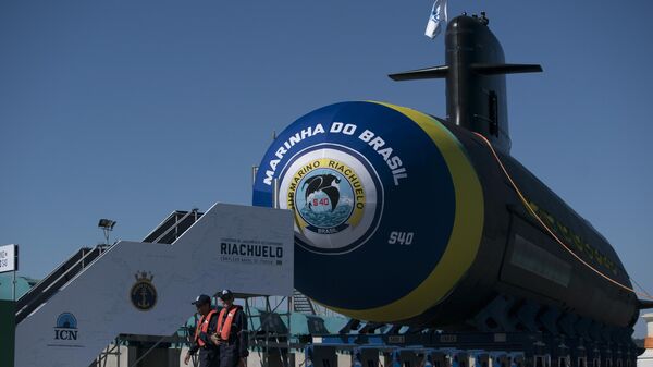 Trabajadores caminan junto al submarino brasileño Riachuelo  - Sputnik Mundo