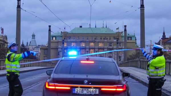Agentes de Policía vigilan una calle en el centro de Praga, República Checa, el 21 de diciembre, 2023. - Sputnik Mundo