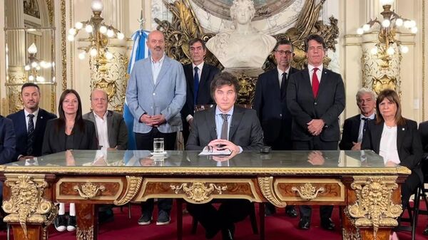 El presidente argentino, Javier Milei, y su gabinete en el anuncio del DNU - Sputnik Mundo