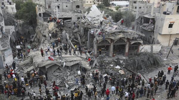 Palestinos buscan supervivientes del bombardeo israelí en Rafah, en la Franja de Gaza, el 22 de noviembre de 2023. - Sputnik Mundo