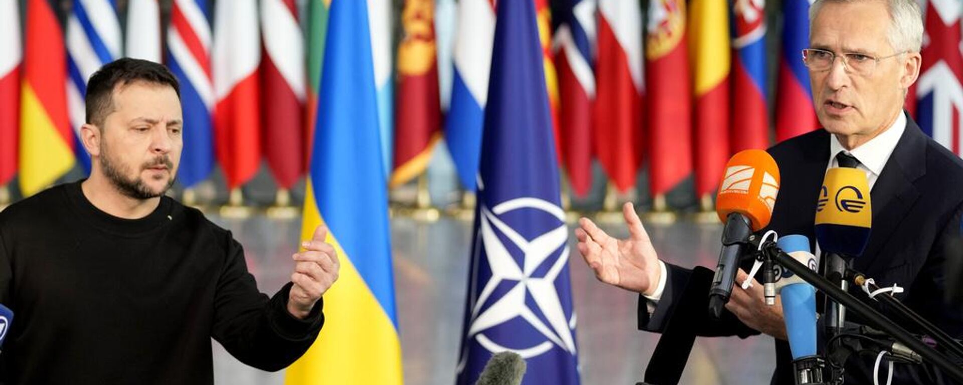El presidente de Ucrania, Volodímir Zelenski, y el secretario general de la OTAN, Jens Stoltenberg, durante la reunión de ministros de defensa de la OTAN en Bruselas, el 11 de octubre de 2023.  - Sputnik Mundo, 1920, 31.01.2024