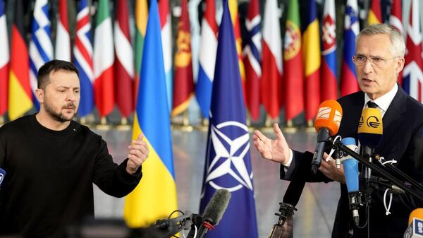 El presidente de Ucrania, Volodímir Zelenski, y el secretario general de la OTAN, Jens Stoltenberg, durante la reunión de ministros de defensa de la OTAN en Bruselas, el 11 de octubre de 2023.  - Sputnik Mundo