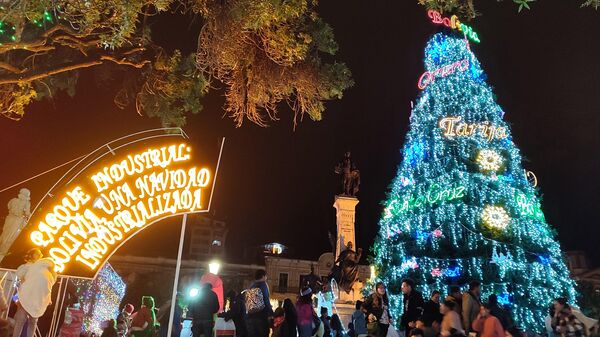Entre luces y compras de último momento, La Paz se vistió de Navidad  - Sputnik Mundo