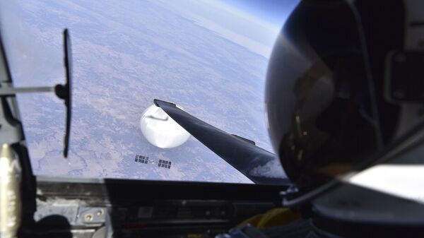 Un piloto de las Fuerzas Aéreas de EEUU observa el supuesto globo de vigilancia chino mientras sobrevuela el centro continental de EEUU, el 3 de febrero de 2023 - Sputnik Mundo