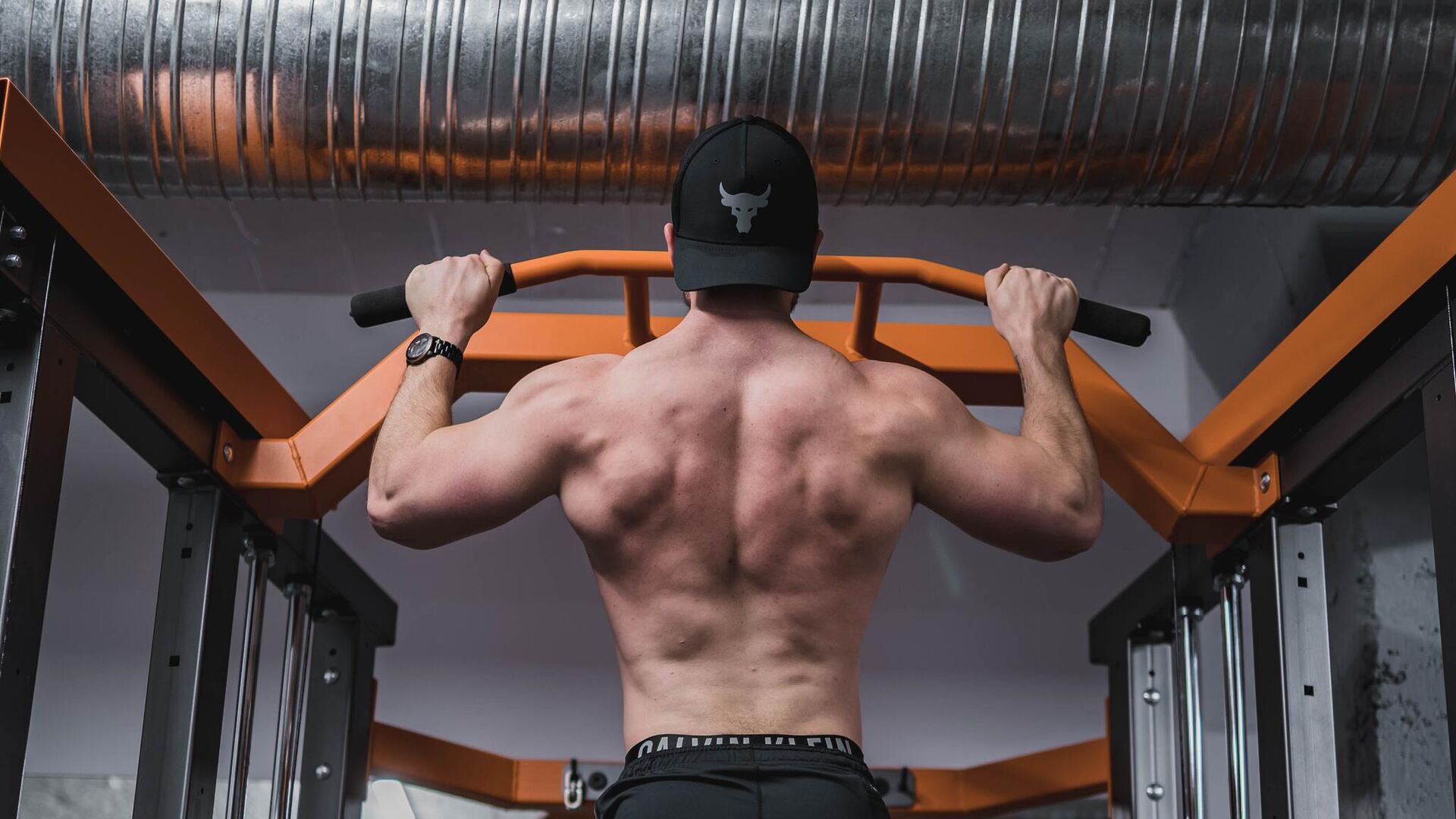 Más fuerza para tu espalda: cinco ejercicios con poleas en el gimnasio