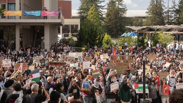 Manifestación a favor de los palestinos en la universidad de Berkeley, California. - Sputnik Mundo