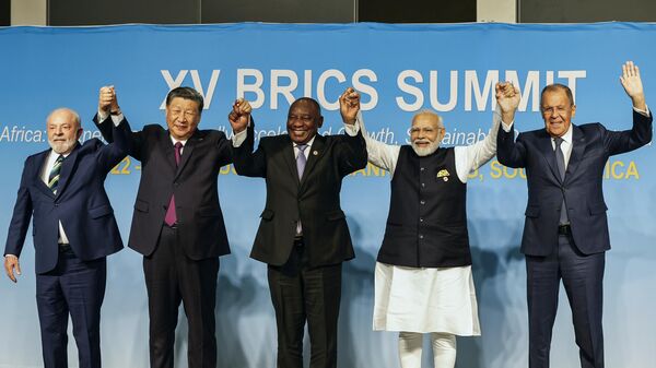 De izquierda a derecha, el presidente de Brasil, Luiz Inacio Lula da Silva, el presidente de China, Xi Jinping, el presidente de Sudáfrica, Cyril Ramaphosa, el primer ministro de la India, Narendra Modi, y el ministro de Exteriores de Rusia, Serguéi Lavrov, posan para una foto de grupo de los BRICS durante la Cumbre de los BRICS de 2023 - Sputnik Mundo