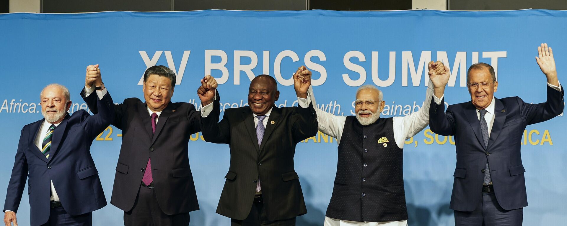 De izquierda a derecha: el presidente de Brasil, Luiz Inacio Lula da Silva, el presidente de China, Xi Jinping, el presidente de Sudáfrica, Cyril Ramaphosa, el primer ministro de la India, Narendra Modi, y el ministro de Exteriores de Rusia, Serguéi Lavrov, posan para una foto del grupo de los BRICS durante la Cumbre de los BRICS de 2023 - Sputnik Mundo, 1920, 01.01.2024